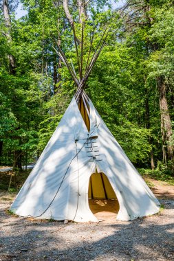 Ormanda Kızılderili Teepee kapıdan