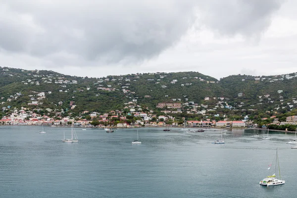 Barche a vela e yacht a vela in Baia al largo di St Thomas — Foto Stock