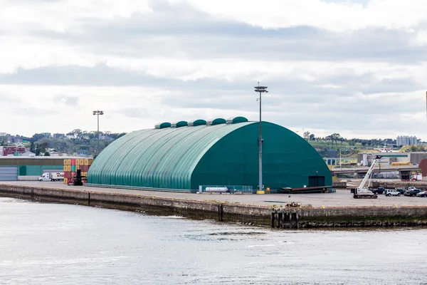 Green Metal Building in Harbor — Stockfoto