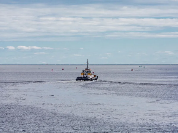 Sleepboot op weg naar buiten — Stockfoto