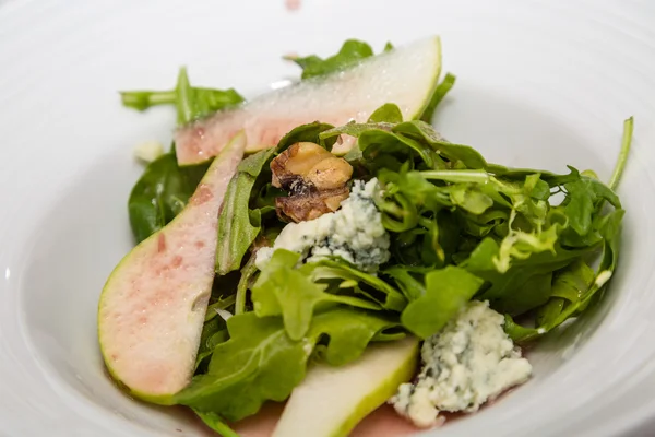 Arugula and Pear Salad with Gorgonzola and Walnuts — Stock Photo, Image