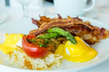 Yumurta Benedict pastırma kuşkonmaz ve kızarmış domates ile