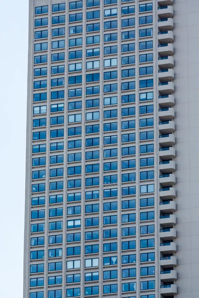 Graue Fenster am grauen Gebäude — Stockfoto