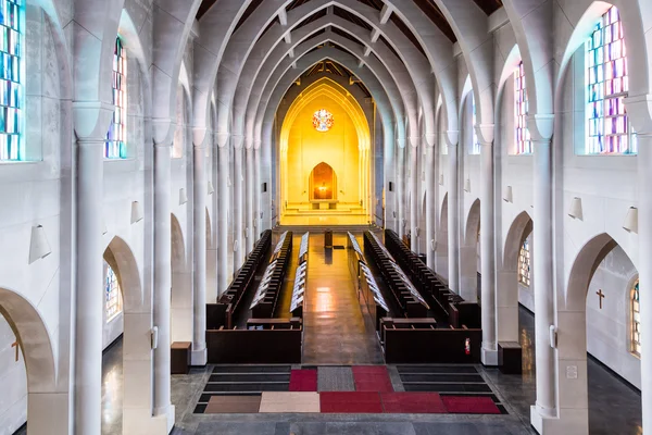 Oblouky a oltář v klášteře — Stock fotografie