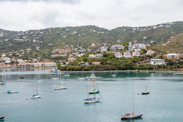 Lyxbåtar och segelbåtar förtöjda vid St Thomas — Stockfoto