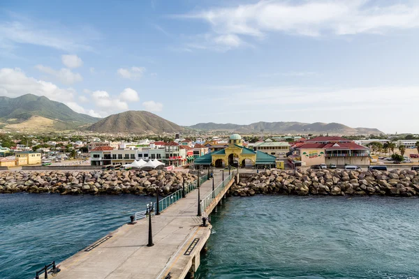 Tomma Pier och färgglada St Kitts — Stockfoto