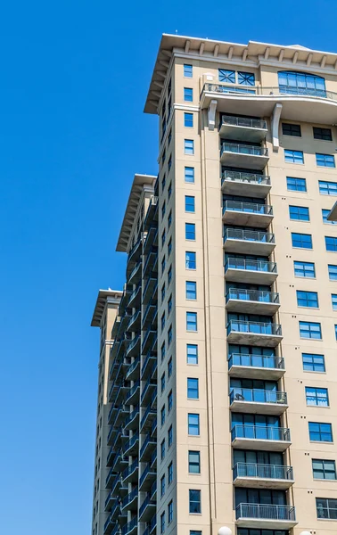 Balkone auf gelben Putz-Eigentumswohnungen — Stockfoto