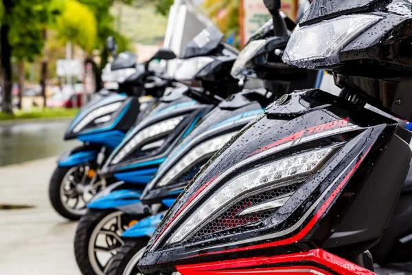 Frente de motocicletas molhadas — Fotografia de Stock