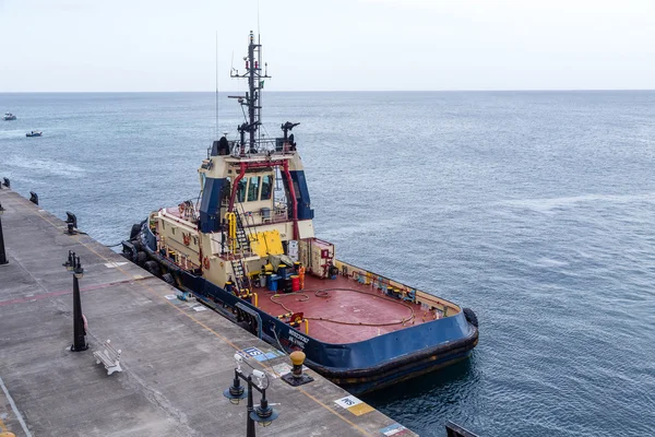 Sleepboot op Concrete Pier op hoek — Stockfoto