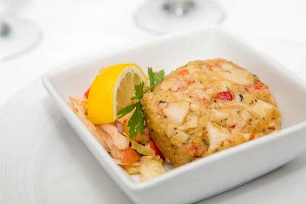 Crab Cake and Lemon Wedge — Stock Photo, Image