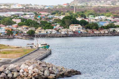 st kitts iskelede ötesinde renkli binalar
