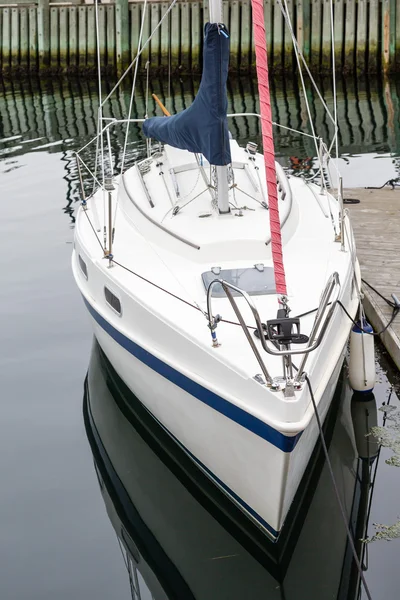 Witte zeilboot met blauwe streep — Stockfoto