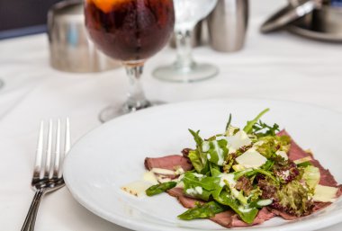 roka carpaccio üzerinde