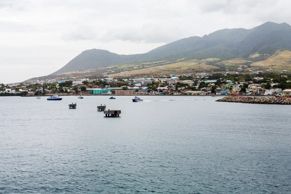 Båtar och förtöjning plattformar utanför st kitts — Stockfoto