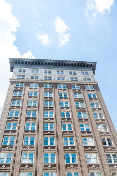 Tegel lägenheter med windows återspeglar himmel och moln — Stockfoto