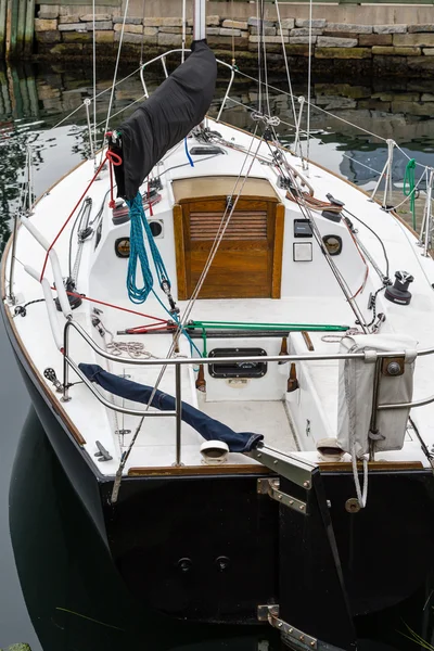 Velero blanco con puerta de cabina de madera —  Fotos de Stock