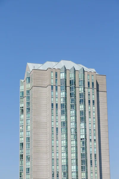 Condo toren op blauw met schuine windows — Stockfoto