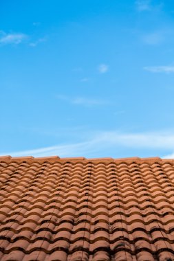 Mavi gökyüzü altında kırmızı kiremit