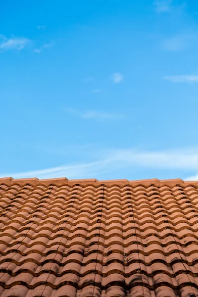 Azulejos rojos bajo cielos azules — Foto de Stock