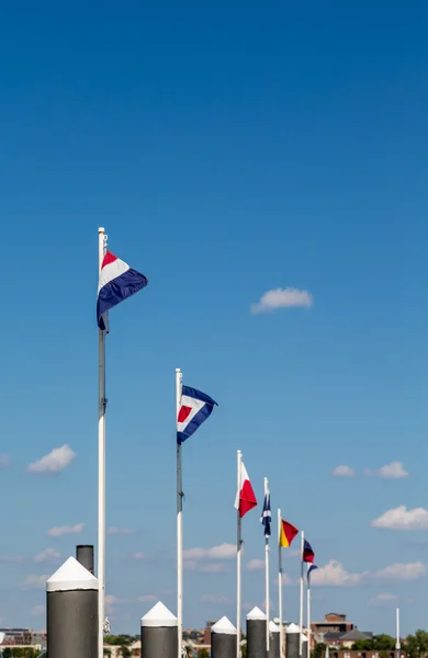 Linha de bandeiras náuticas sob céu azul — Fotografia de Stock