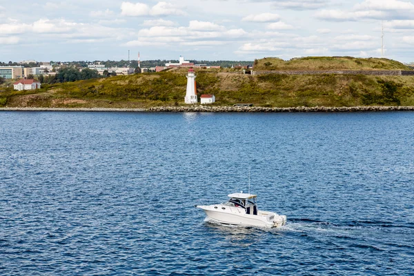 White Yacht Past White Halifax Lighthouse — Stock fotografie