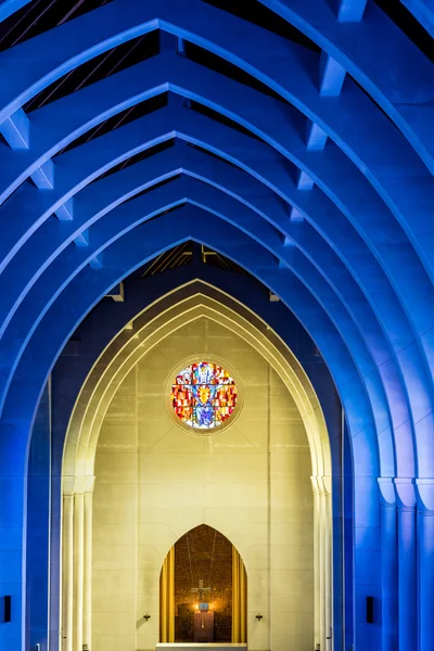 Altar na parede amarela sob arcos azuis — Fotografia de Stock