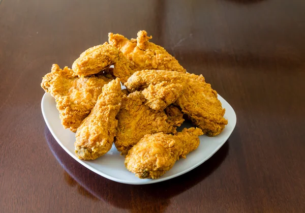 Quadratischer Teller mit gebratenem Huhn auf Holztisch — Stockfoto