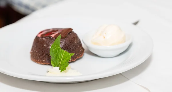 Decoración de la hoja de menta en el postre de chocolate —  Fotos de Stock