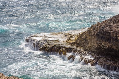 Üzerinde siyah taş yıkama sörf