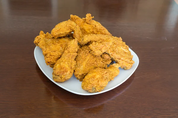 Fresh Fried Chicken on Shiny Table — Stockfoto