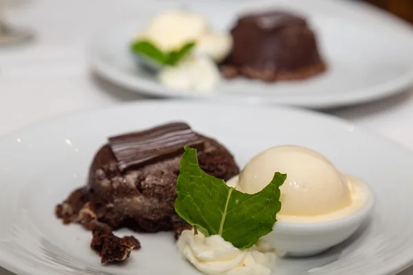 Gâteau au caramel au chocolat garni de feuille de menthe — Photo