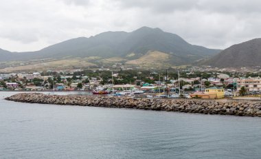 St Kitts liman boyunca renkli binalar