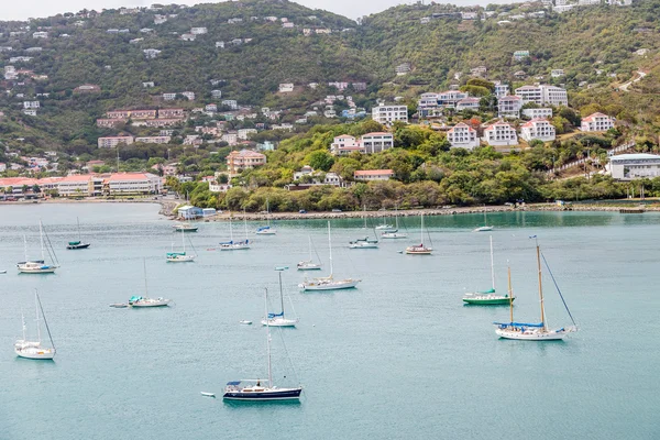 Molte barche a vela nella baia vicino a resort tropicali — Foto Stock