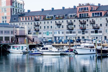 Yatlar tarafından gri taş bina