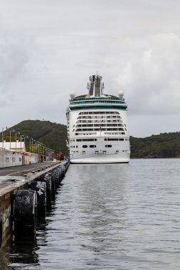 Beton iskelesi yanında beyaz yolcu gemisi