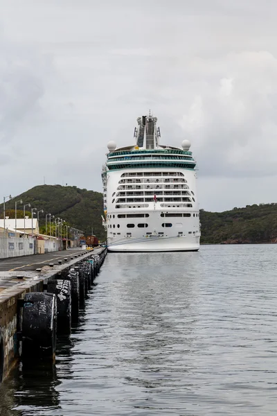 Witte cruiseschip naast Concrete Pier — Stockfoto