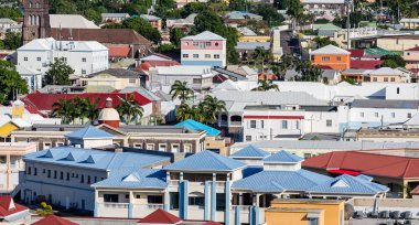 St Kitts renkli çatılarına