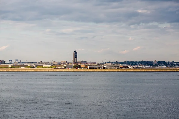 Boston Logan Luchthaven over Harbor — Stockfoto