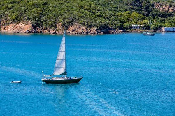 Grünes Segelboot mit weißem Segel auf blauem Wasser — Stockfoto