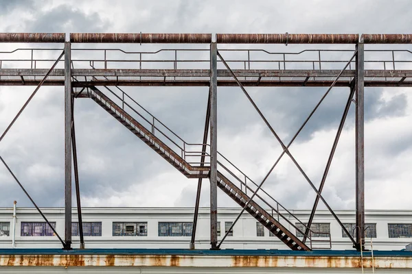 Escaliers vers passerelle — Photo