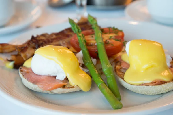 Salmon Benedict with Asparagus — Stock Photo, Image