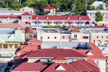 St Kitts renkli kırmızı çatılar