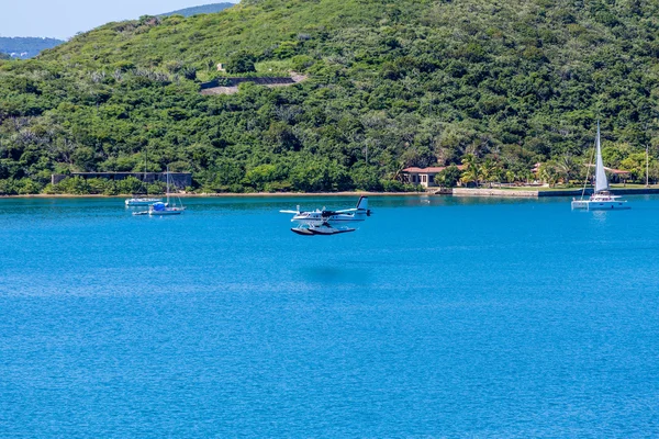 Blau-weißes Wasserflugzeug über blauer Bucht — Stockfoto