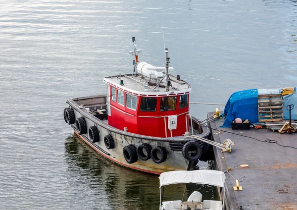 Röd fiskebåt knutna till liten pir — Stockfoto