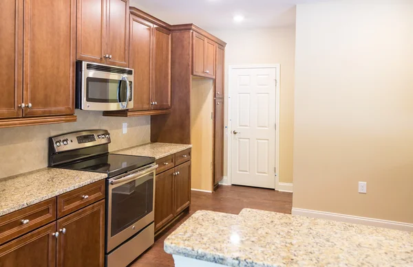 Yeni mutfak granit mutfak tezgahı — Stok fotoğraf