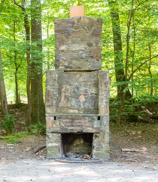 Vecchio camino in pietra a Woodland Park — Foto Stock