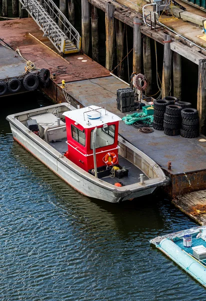 赤キャビンと漁船 — ストック写真