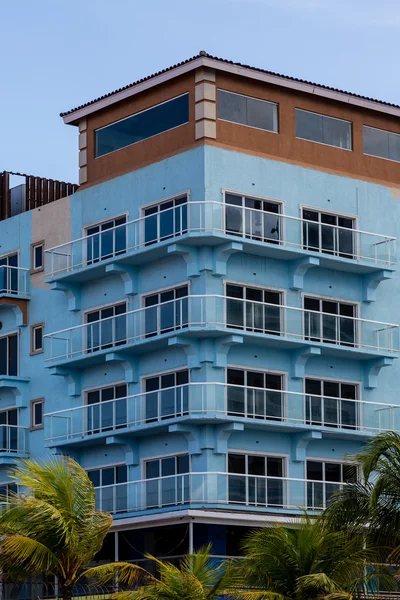 Nueva construcción de condominio azul — Foto de Stock