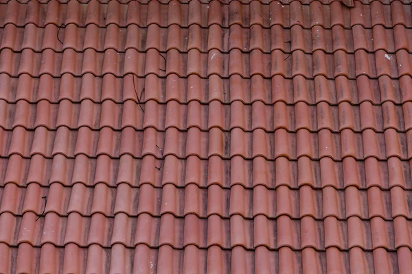 Ancien toit tuile rouge a besoin de réparation — Photo
