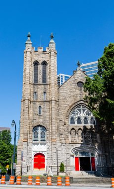 Eski taş Kilisesi kırmızı kapılı